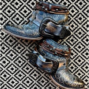 FREEBIRD**bootie sz 7
Croc style leather boot with hardware & key-hole accent.